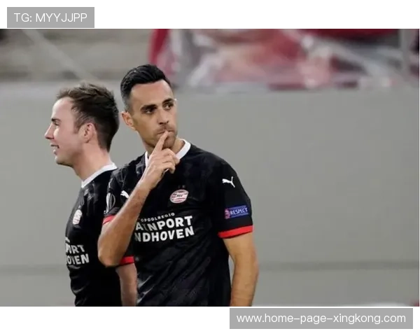 沙尔克内部训练赛中特罗德连线中场表现亮眼