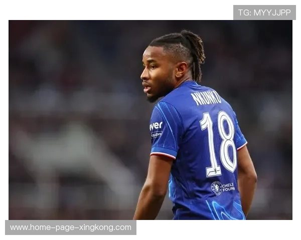 切尔西直塞打穿后防，恩昆库面对空当射门偏出