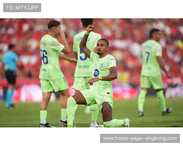 巴萨边路策动快攻,拉菲尼亚抽射直挂死角